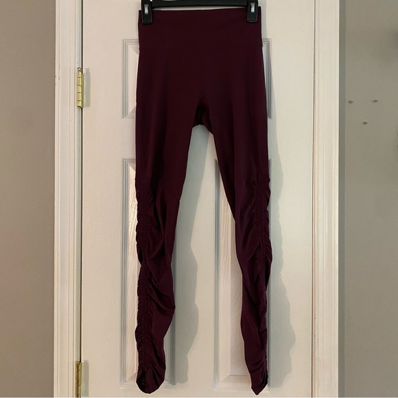 Fabletics Plum Merlot High Waisted Workout Leggings Size Small Ruched Leg Mesh - Picture 1 of 11